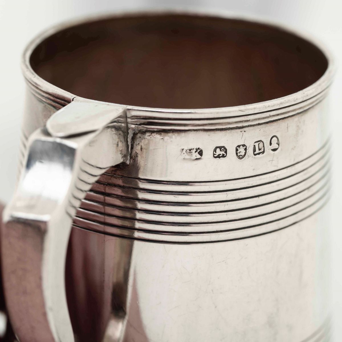 Mug. Argento Fuso, Sbalzato e Cesellato. Londra 1806. Argentiere Abstainando King