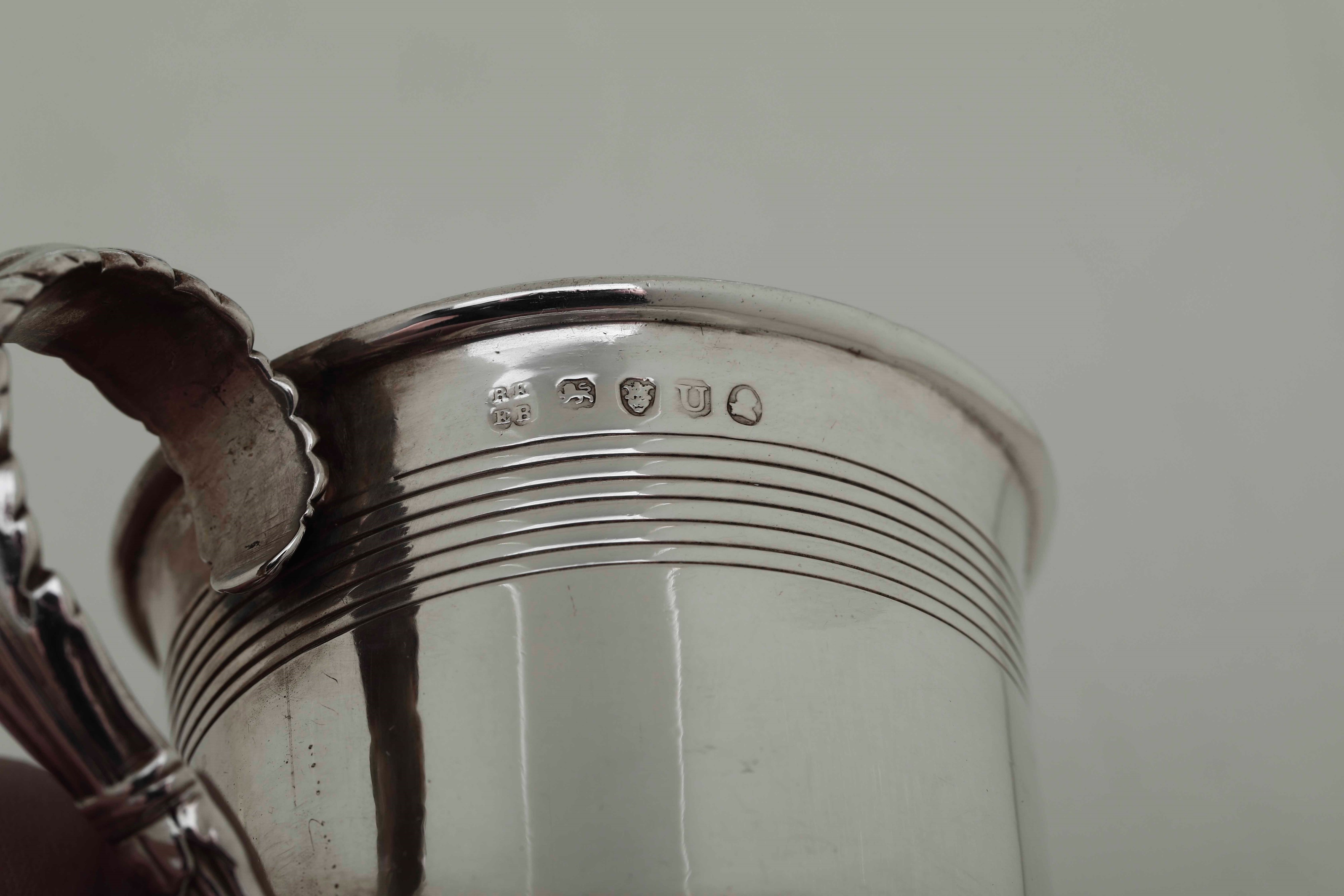 Mug. Argento Fuso, Sbalzato e Cesellato. Londra 1815. Argentiere Rebecca Emes & Edward Barnard