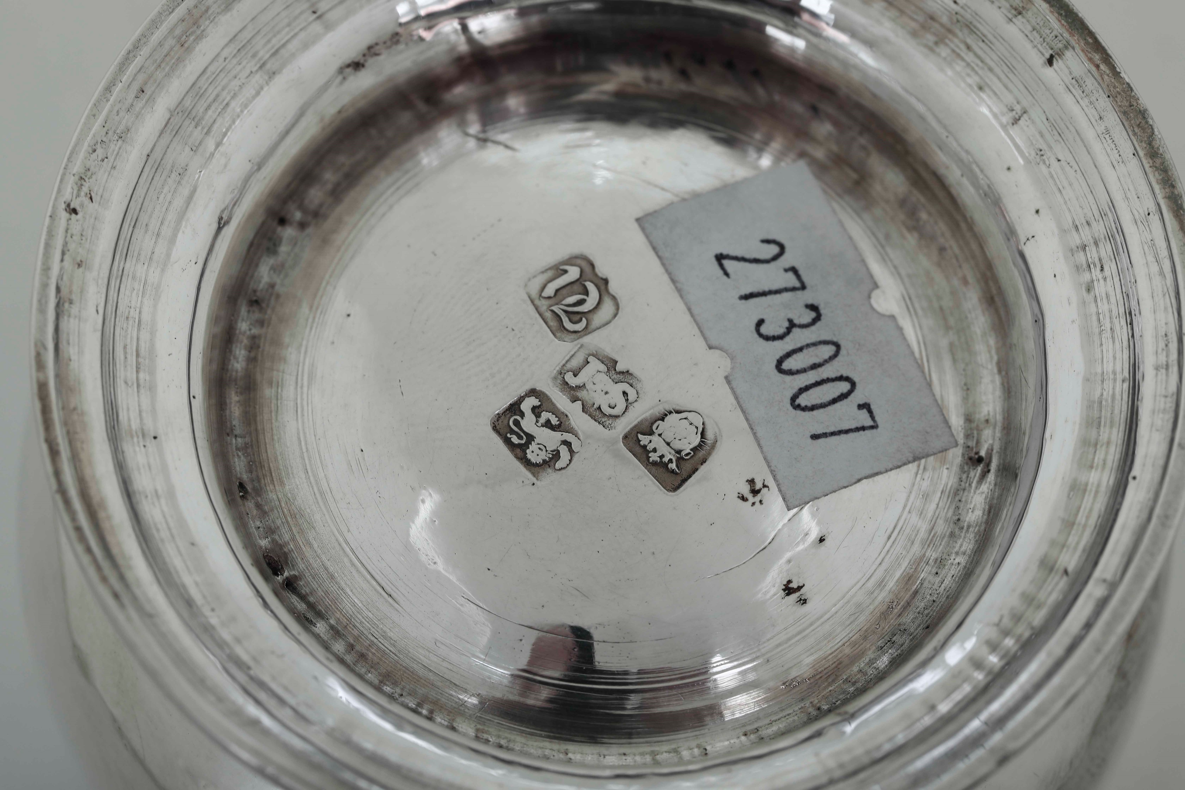 Mug. Argento Fuso, Sbalzato e Cesellato. Londra 1775, Argentiere Js (non Identificato)