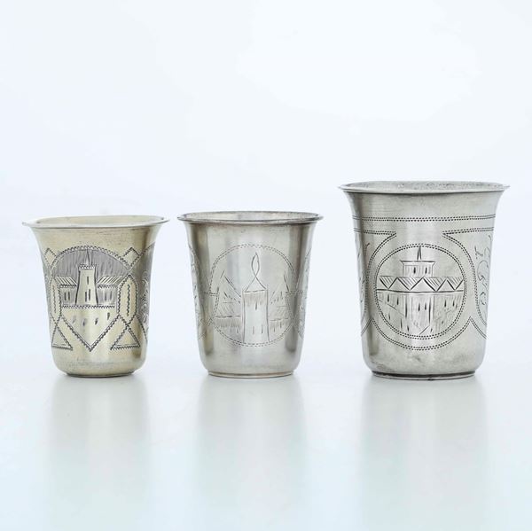 Tre bicchieri, Argento fuso, sbalzato e cesellato. Russia fine XIX secolo, differenti manifatture