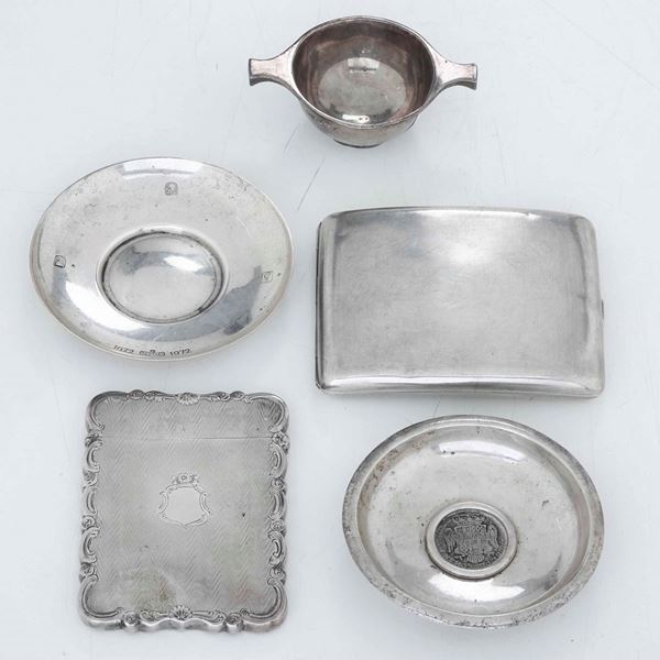 Lotto di un portabiglietti, un portasigarette, due piattini e una ciotola in argento. Varie manifatture del XX secolo