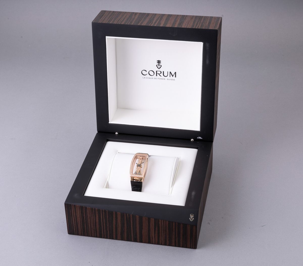 Corum - Golden Bridge in Oro Rosa 18k con Pavé di Brillanti, Movimento a Vista Disposto su Ponte ...