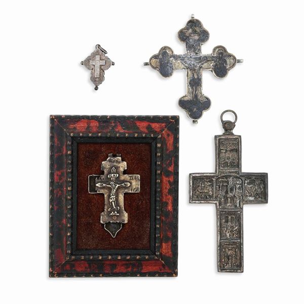 Quattro pendenti a croce. Arte ortodossa. Differenti materiali, epoche e manifatture