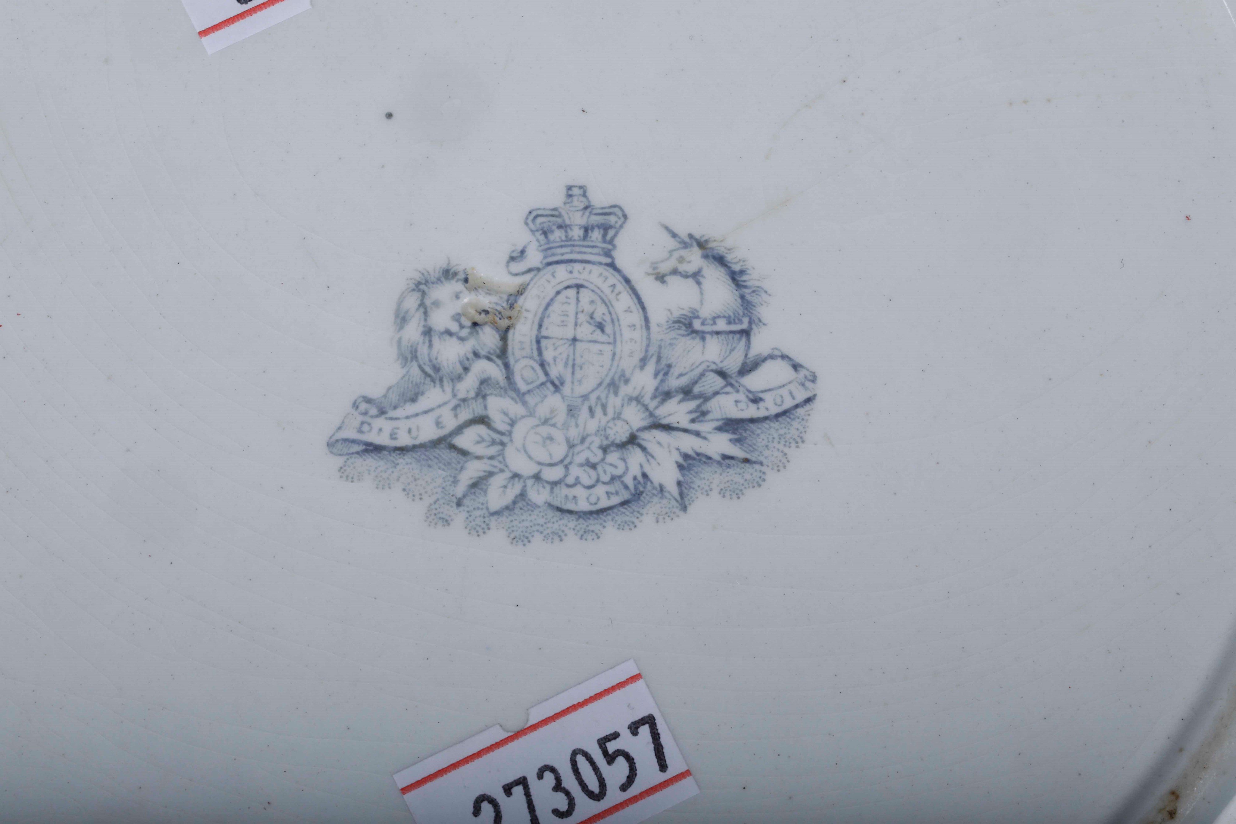 Manifattura dello Staffordshire, Piatto ortodosso in terraglia con decorazione araldica e lettera...