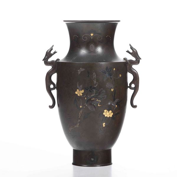 Vaso in bronzo con decori floreali parzialmente dorati e anse a foggia di draghetto, Giappone, periodo Meiji (1868-1912)