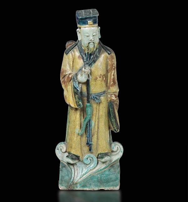 Tegola con figura di saggio stante in terracotta invetriata, Cina, Dinastia Ming, XVII secolo