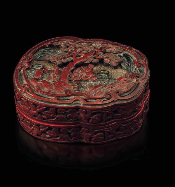 Scatola in lacca rossa polilobata con coperchio e raffigurazione di saggio entro paesaggio, Cina, Dinastia Qing, epoca Qianlong (1736-1796)