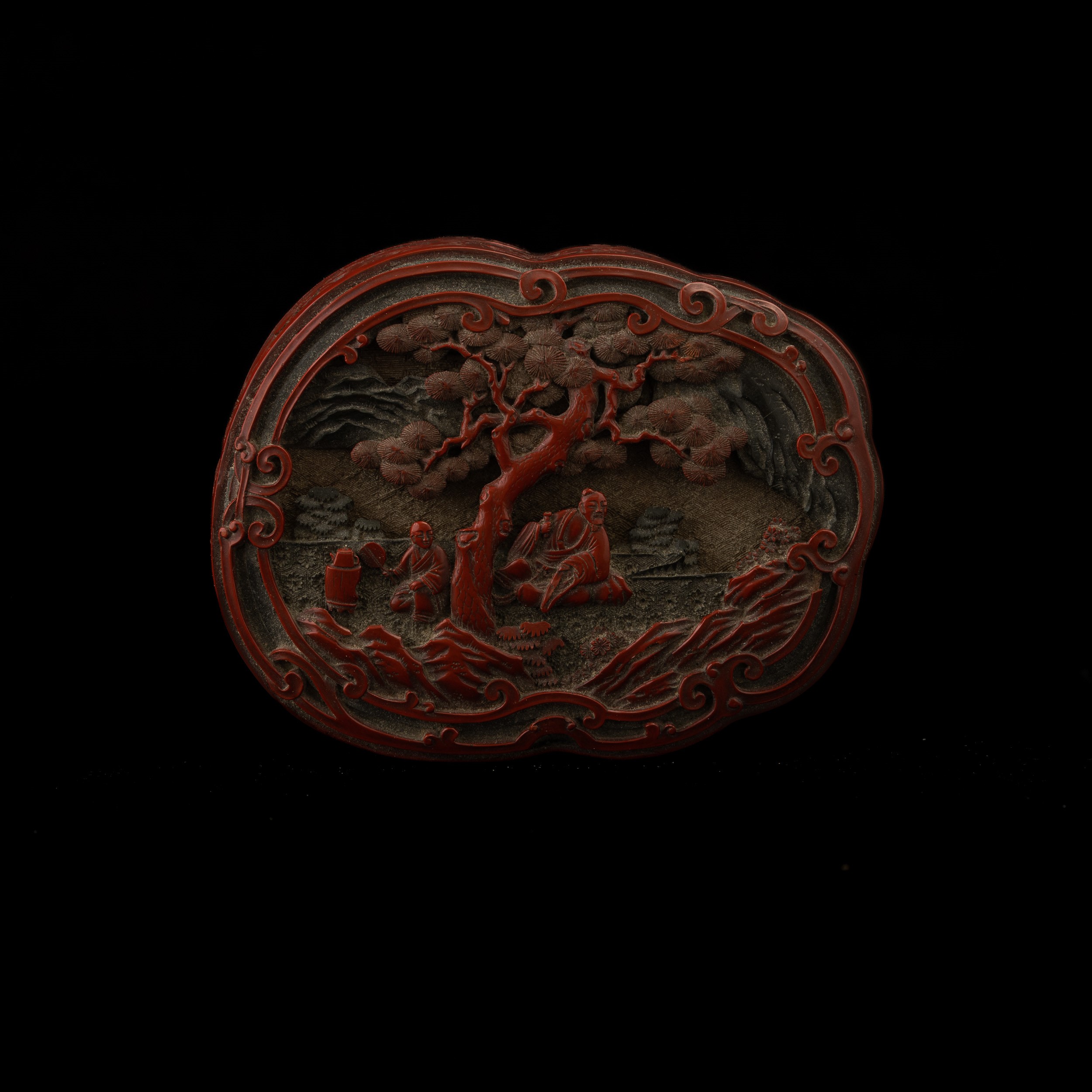Scatola in Lacca Rossa Polilobata con Coperchio e Raffigurazione di Saggio Entro Paesaggio, Cina,...
