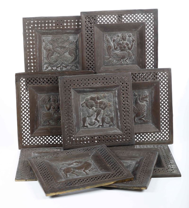 Lotto composto da nove formelle in bronzo con decori a traforo e figure, Siria, XIX secolo  - Asta Arte Orientale - Cambi Casa d'Aste