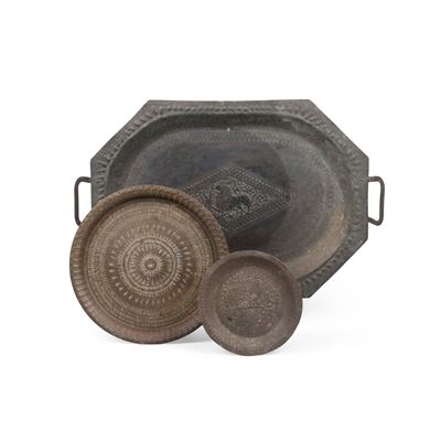 Un Vassoio e Due Piatti in Ottone Sbalzato e Cesellato. Arte del Vicino Oriente (persia?) XIX Sec...