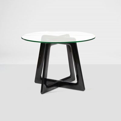 Tavolo con Struttura in Legno Laccato.
