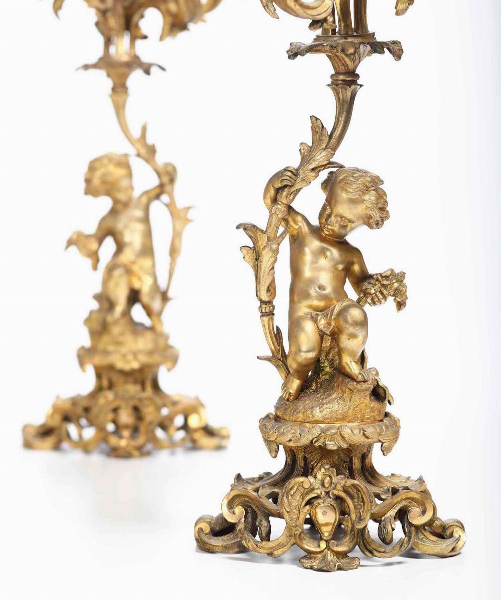 Coppia Candelabri con Putti in Metallo Dorato. XIX Secolo