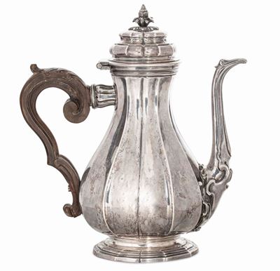 Importante Caffettiera. Argento Fuso, Sbalzato e Cesellato. Roma Terzo Quarto del XVIII Secolo. M...