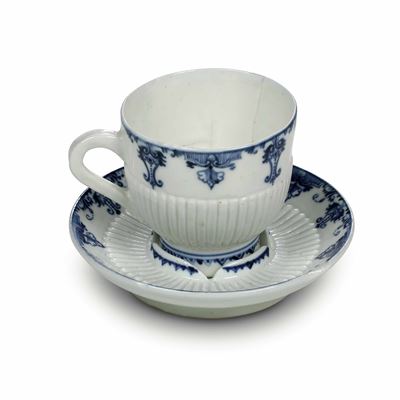 Tazza “trembleuse” e un Piattino Francia, Manifattura di Saint Cloud e Parigi, ville-L’evèque, 17...