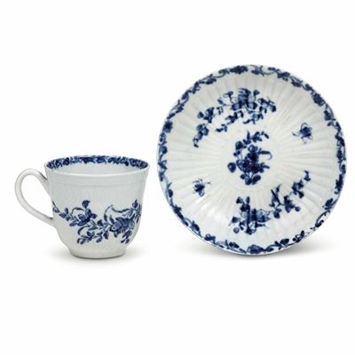 Una Tazza e un Piattino.inghilterra, Manifattura di Bristol, 1770-1780 Circa.