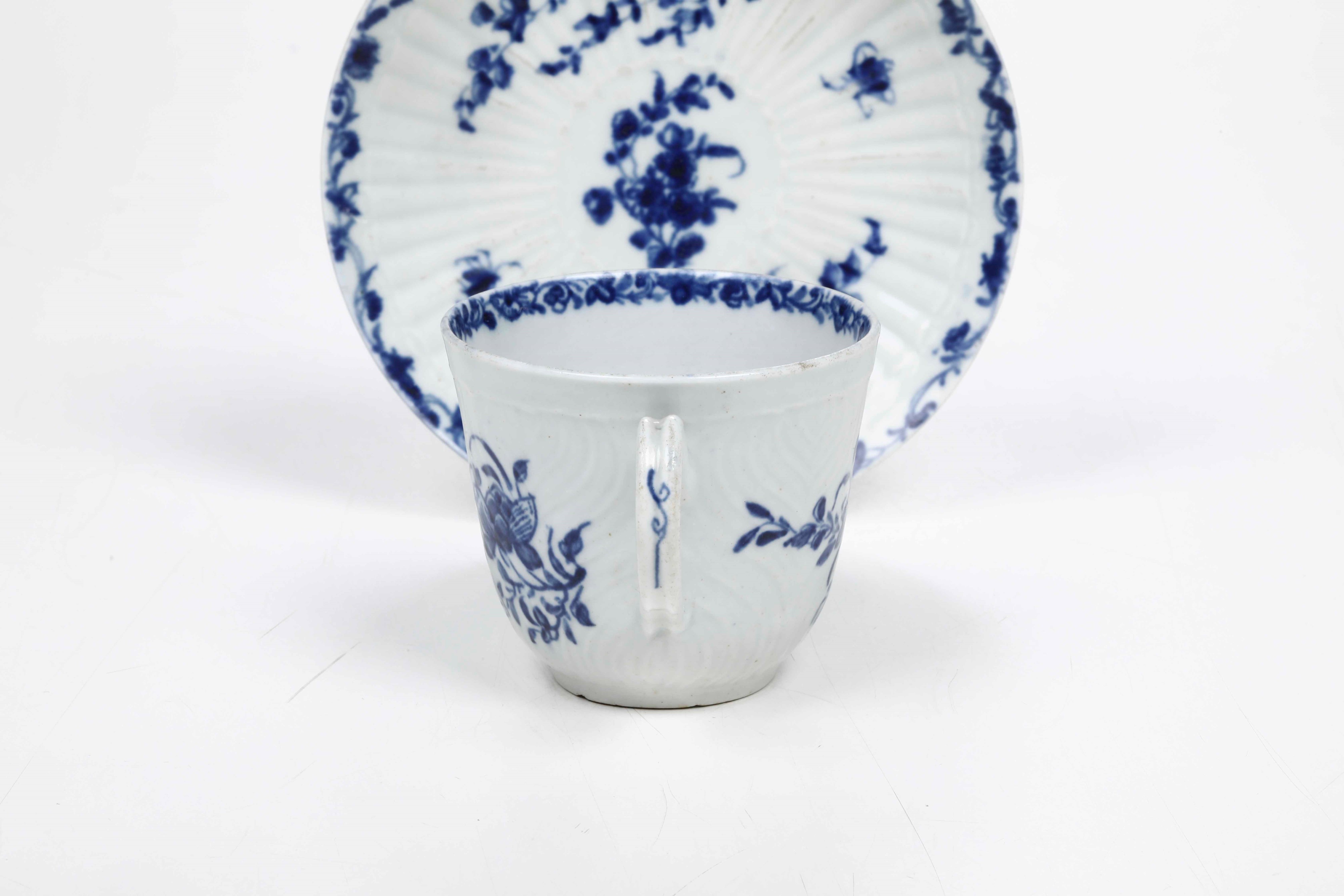 Una Tazza e un Piattino.inghilterra, Manifattura di Bristol, 1770-1780 Circa.