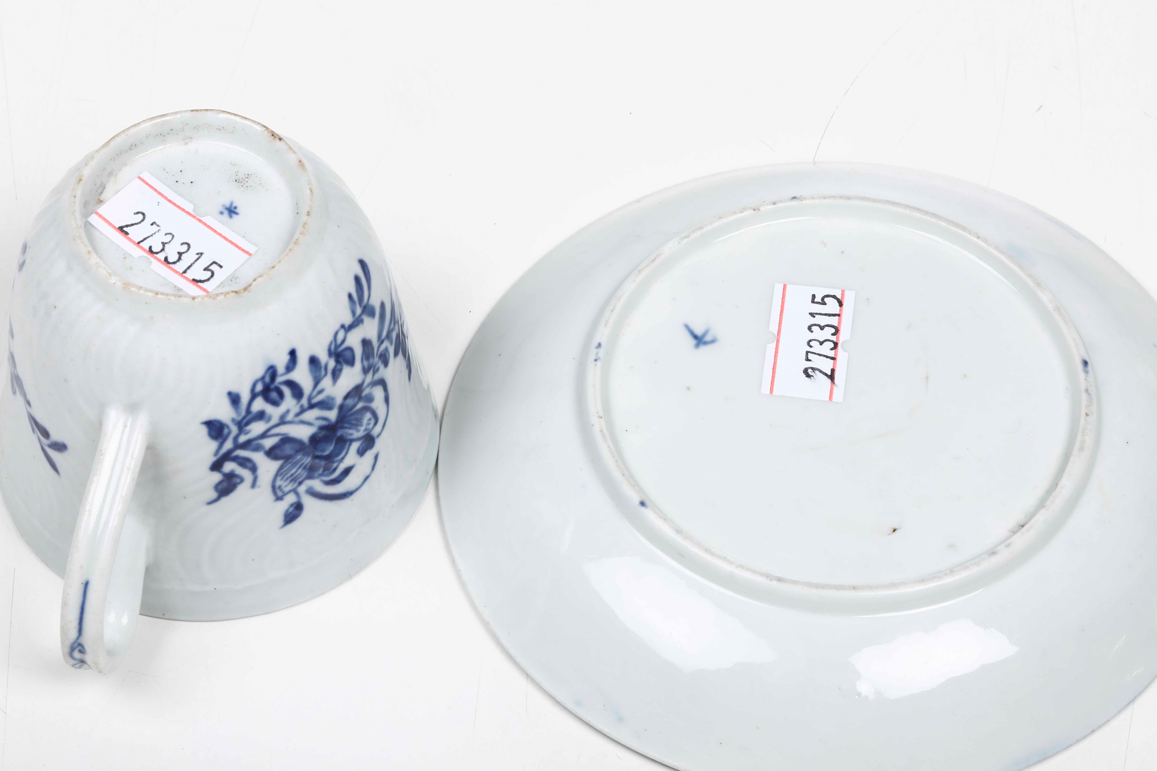 Una Tazza e un Piattino.inghilterra, Manifattura di Bristol, 1770-1780 Circa.