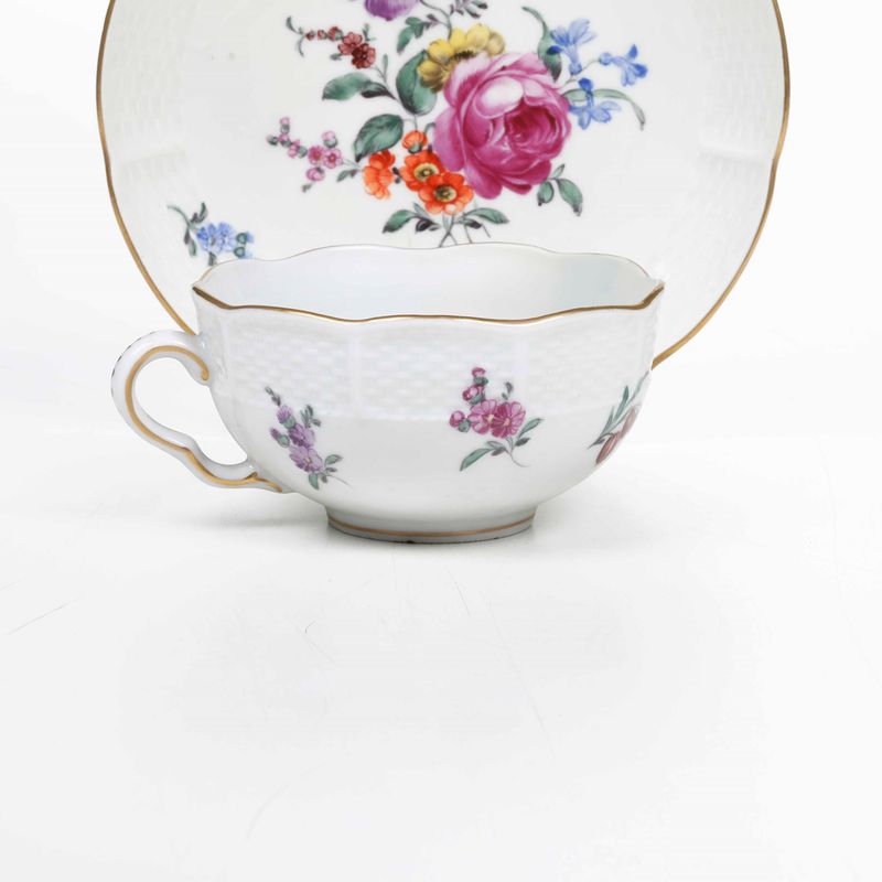Una Tazza e un Piattinogermania, Manifattura di Ludwigsburg XVIII Secolo (piattino) Tazza Imitazi...