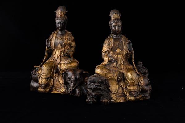Due figure di Guanyin assise su elefante e leone in bronzo parzialmente dorato, Cina, XX secolo