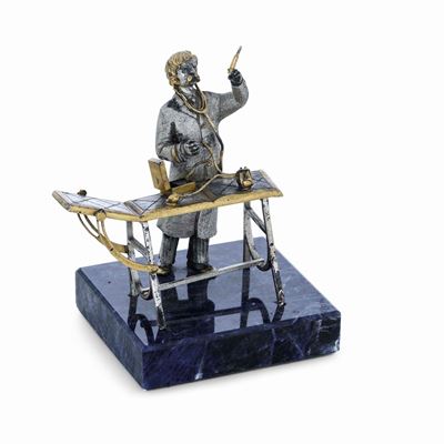 Medico. Scultura in Argento e Argento Dorato. Base in Sodalite. Argenteria Artistica Italiana del...