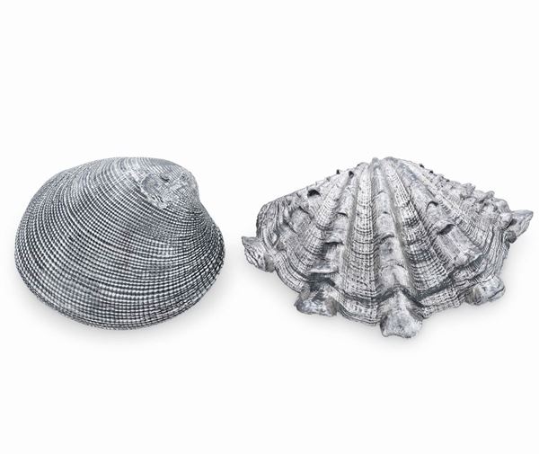 Due conchiglie rivestite in argento. Argenteria artistica del XX-XXI secolo