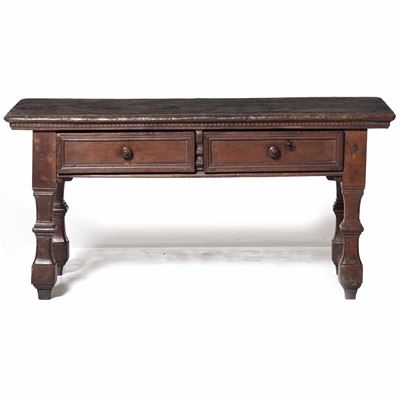 Scrivania a Due Cassetti in Legno Intagliato. XVIII-XIX Secolo