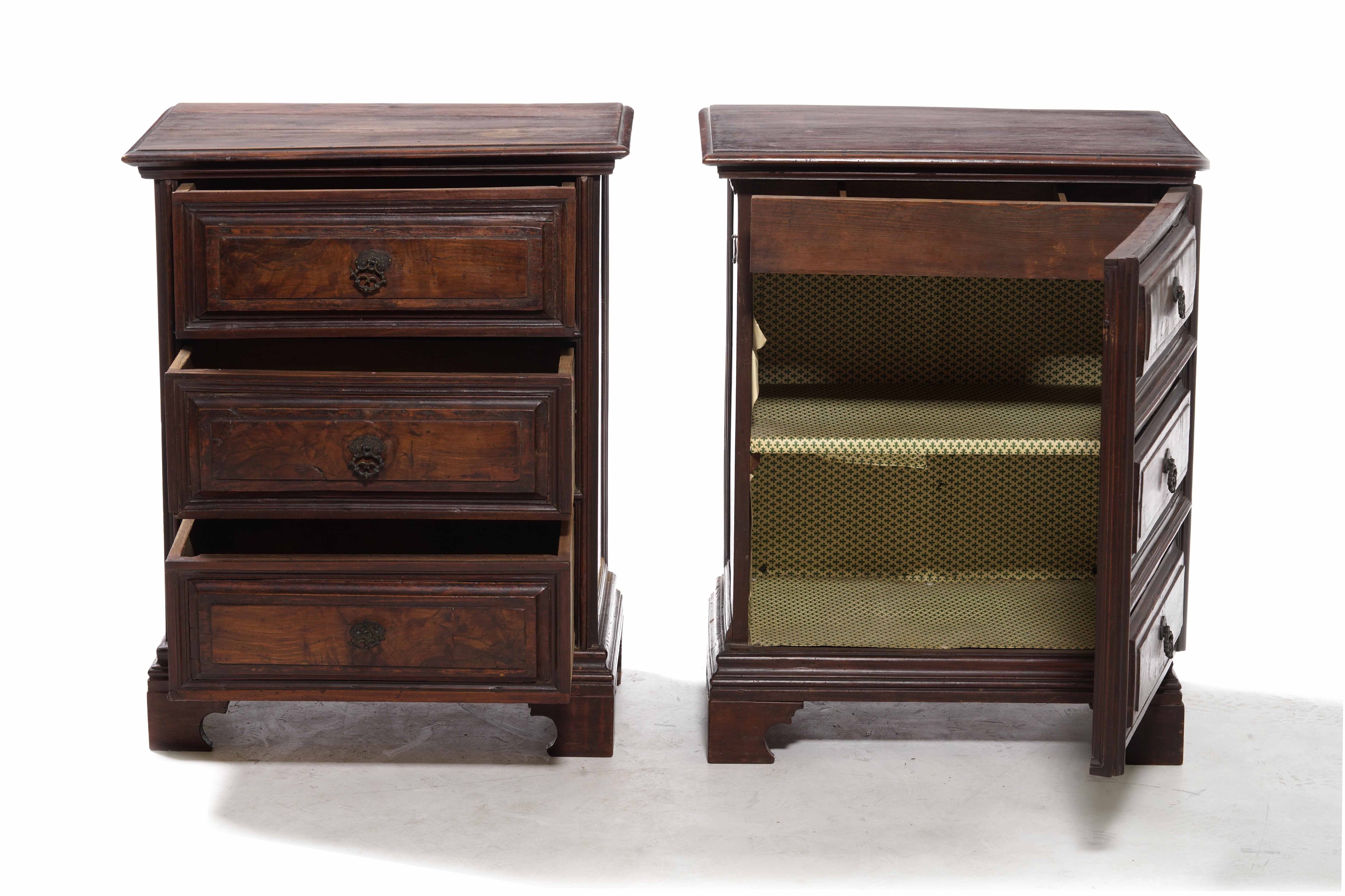 Comodino in Legno Tre Cassetti e Credenzino Ad un'anta a Finti Cassetti. XIX-XX Secolo