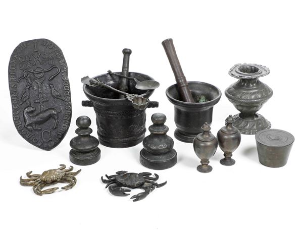 Gruppo di oggetti in bronzo e altri materiali. Varie epoche e manifatture