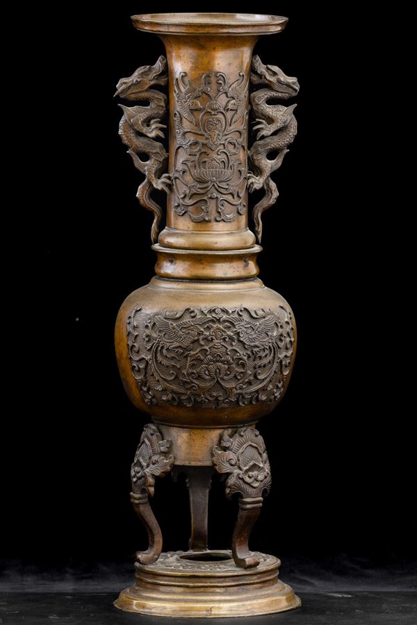 Vaso tripode in bronzo con motivi vegetali a rilievo e anse a foggia di draghetto, Giappone, periodo Meiji (1868-1912)