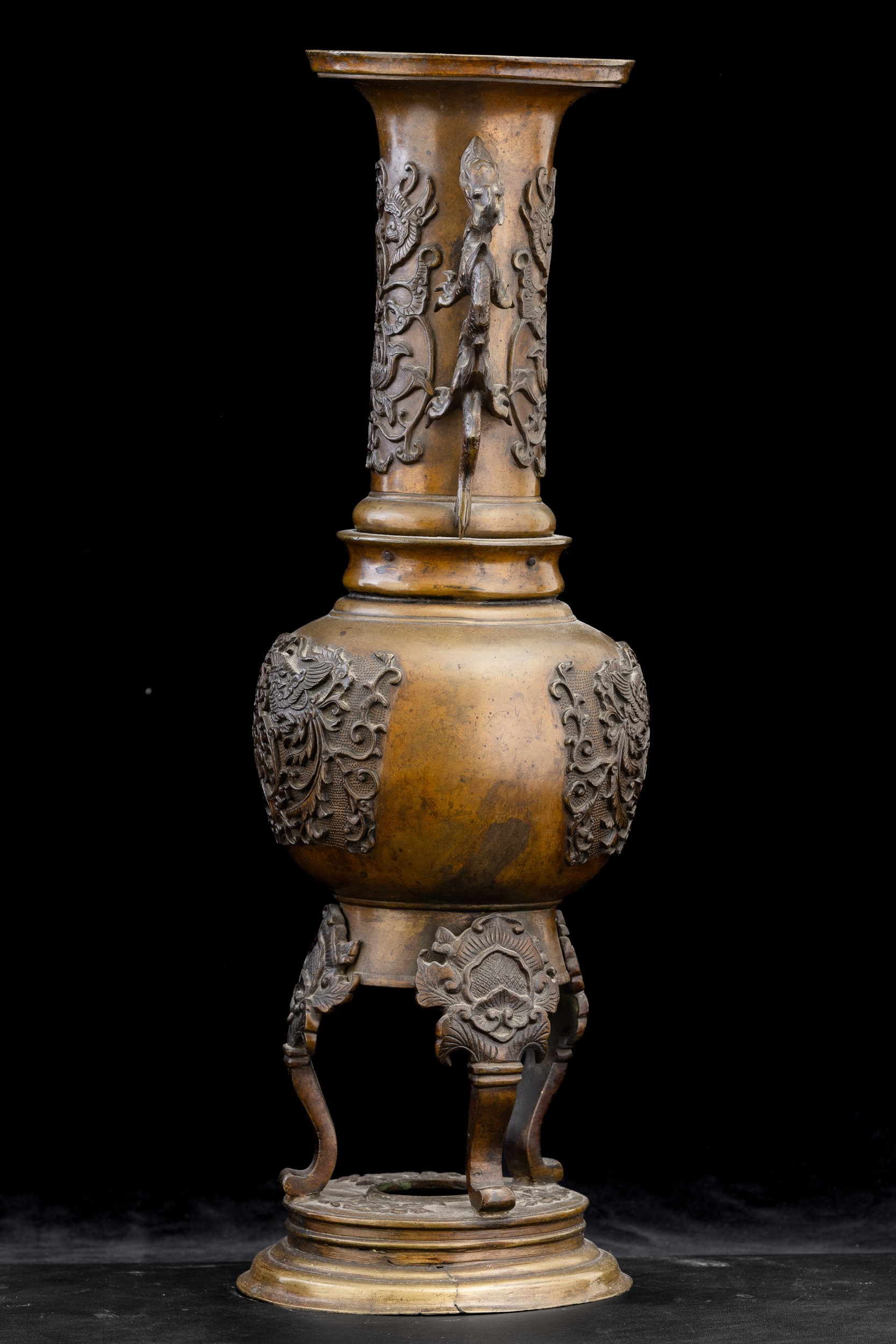 Vaso Tripode in Bronzo con Motivi Vegetali a Rilievo e Anse a Foggia di Draghetto, Giappone, Peri...