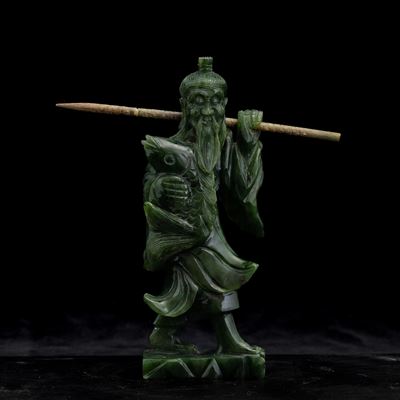 Scultura raffigurante pescatore in giada spinacio, Cina, XX secolo