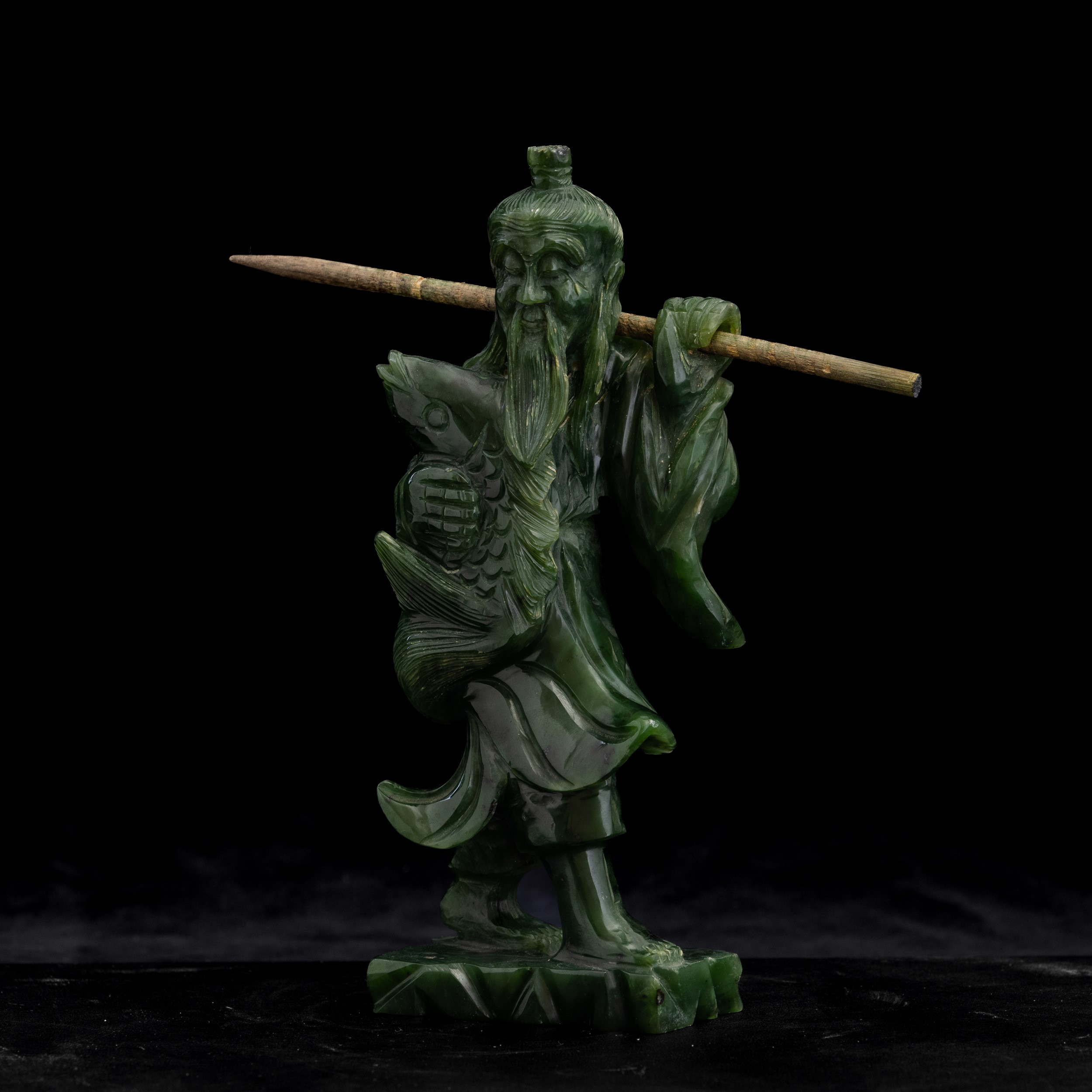 Scultura raffigurante pescatore in giada spinacio, Cina, XX secolo