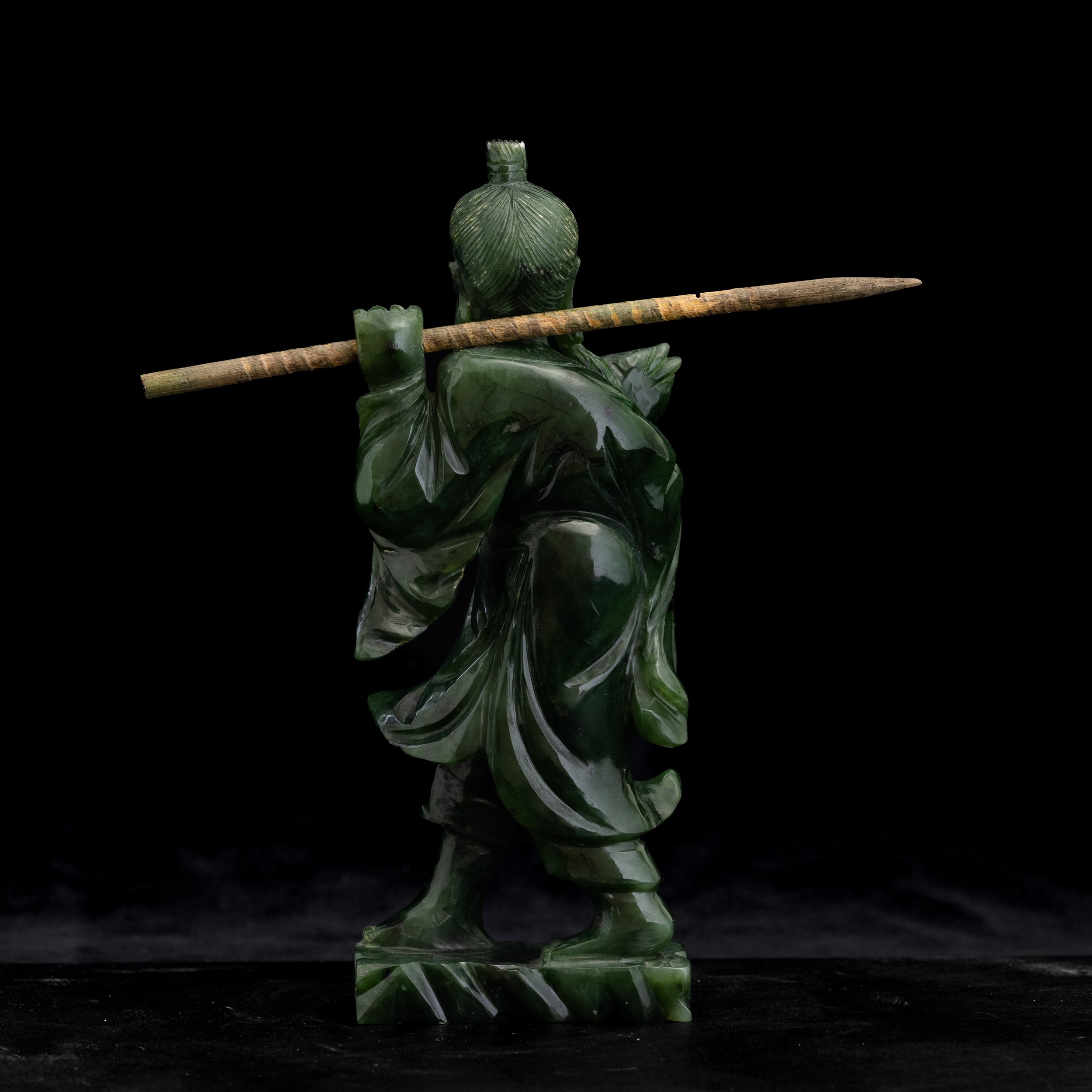 Scultura raffigurante pescatore in giada spinacio, Cina, XX secolo