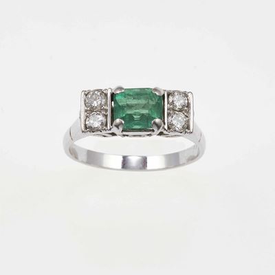 Anello con Piccolo Smeraldo e Diamanti
