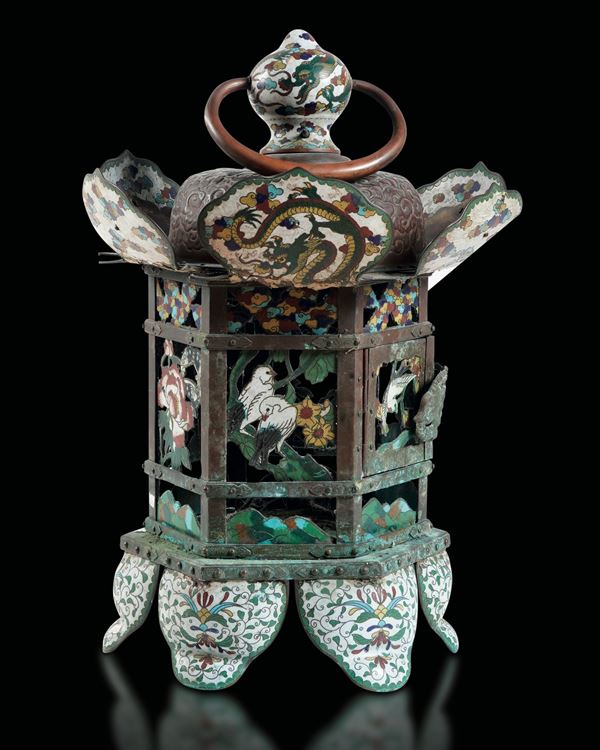 Lanterna a smalti policromi cloisonnè raffigurante draghi e uccelli, Cina, Dinastia Qing, XIX secolo