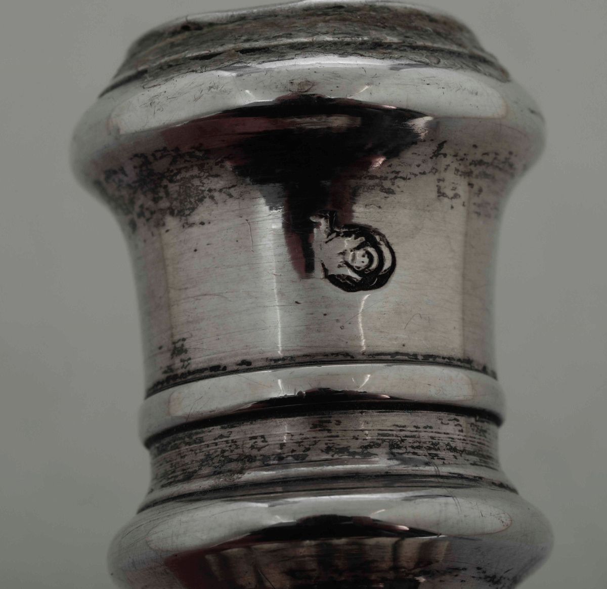 Coppia di Candelieri. Argento Fuso e Sagomato. Venezia XVIII Secolo, Marchio Dell’argentiere Vc (...