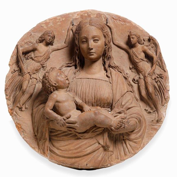 Madonna con Bambino e angeli. Rilievo in terracotta. Scultore rinascimentale operante nel XV-XVI secolo