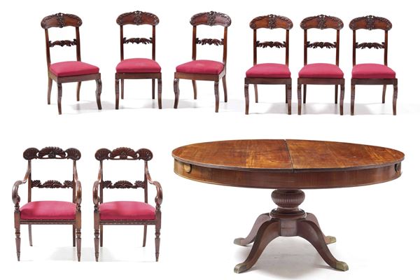 Tavolo in legno con sei sedie e due poltrone in legno intagliato. XIX secolo