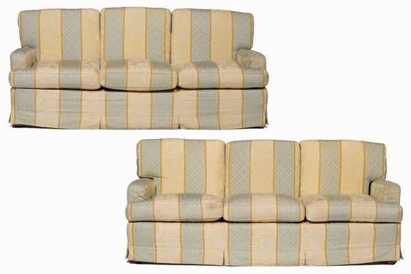 Coppia di divani con rivestimenti in tessuto