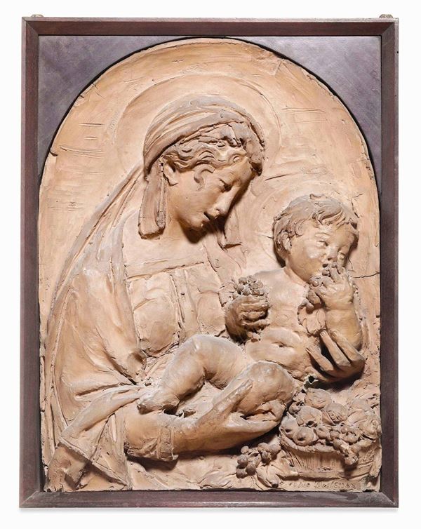 Madonna con Bambino. Rilievo in terracotta. Firmata in basso a destra Alceo Dossena (Cremona 1878 - Roma 1937)