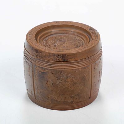 Cina (Dinastia Qing), Scatola circolare con coperchio in porcellana Yixing con decorazione a figu...