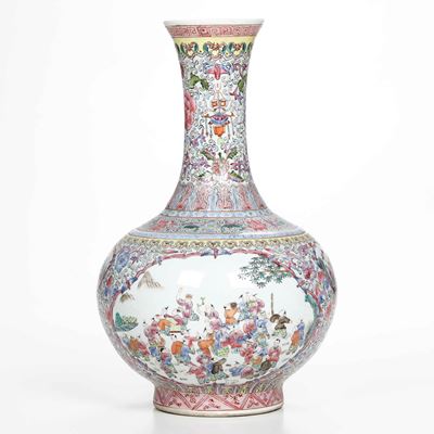 Vaso a Bottiglia in Porcellana a Smalti Policromi sui Toni della Famiglia Rosa con Decoro dei Cen...