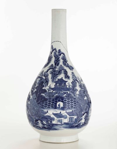 Grande Vaso a Bottiglia in Porcellana Bianca e Blu con Raffigurazione di Figure Entro Paesaggio, ...