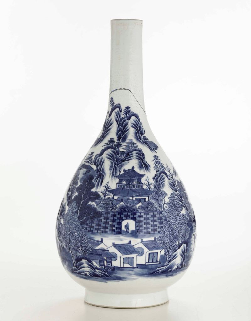 Grande vaso a bottiglia in porcellana bianca e blu con raffigurazione di figure entro paesaggio, Cina, Dinastia Qing, XIX secolo  - Auction Asian Art - Cambi Casa d'Aste