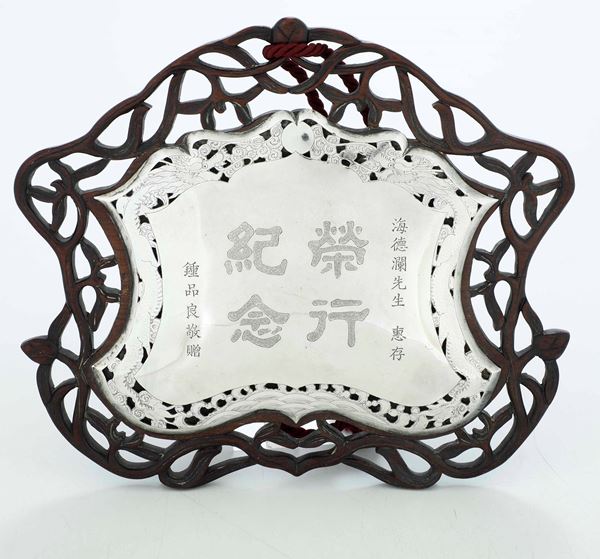 Placca in argento con iscrizioni con cornice in legno, Cina, XX secolo