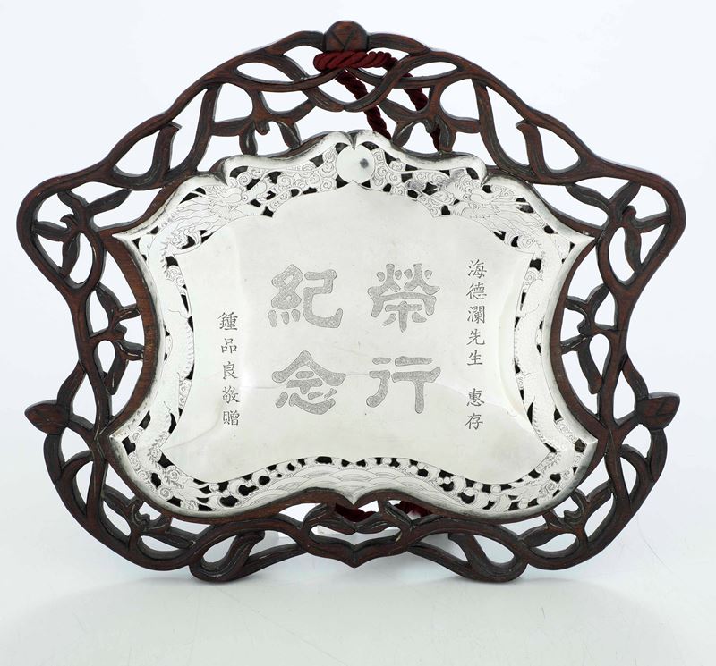 Placca in argento con iscrizioni con cornice in legno, Cina, XX secolo  - Asta Asian Art - Cambi Casa d'Aste