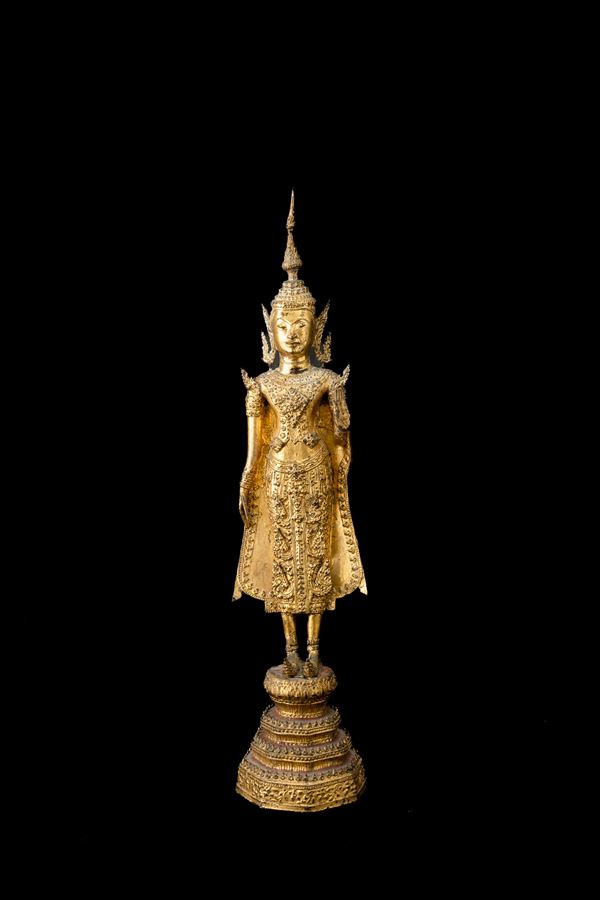 Figura di Buddha stante in bronzo dorato, Thailandia, Ayutthaya, XIX secolo