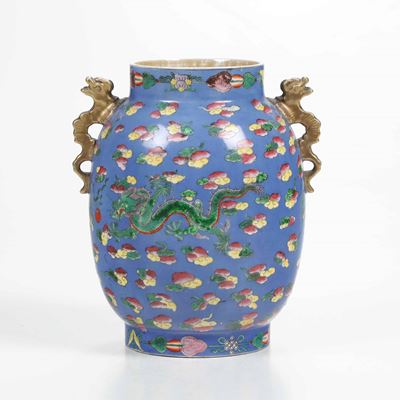Cina, Vaso in porcellana con anse sagomate e figure di draghi tra le nuvole, Dinastia Qing, XIX s...