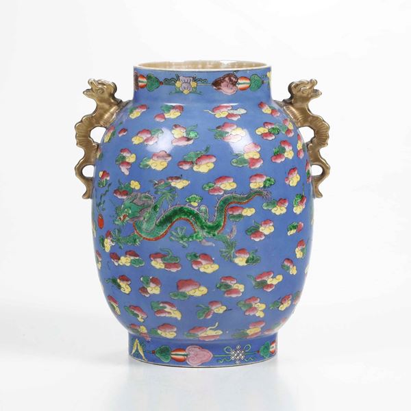 Vaso in porcellana con anse sagomate e figure di draghi tra le nuvole, Cina, Dinastia Qing, XIX secolo