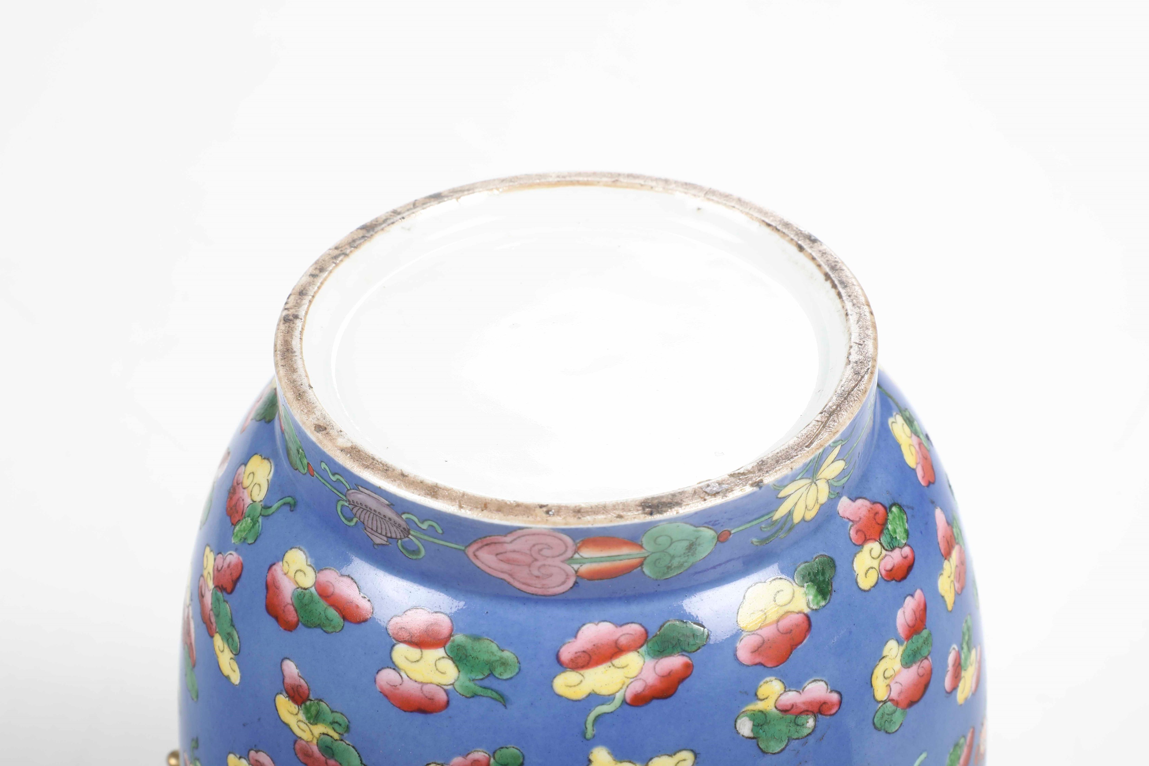 Cina, Vaso in porcellana con anse sagomate e figure di draghi tra le nuvole, Dinastia Qing, XIX s...
